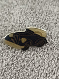 Pin's vintage voiture ancienne noire dorée émaillée – auto rétro (Ref 10)