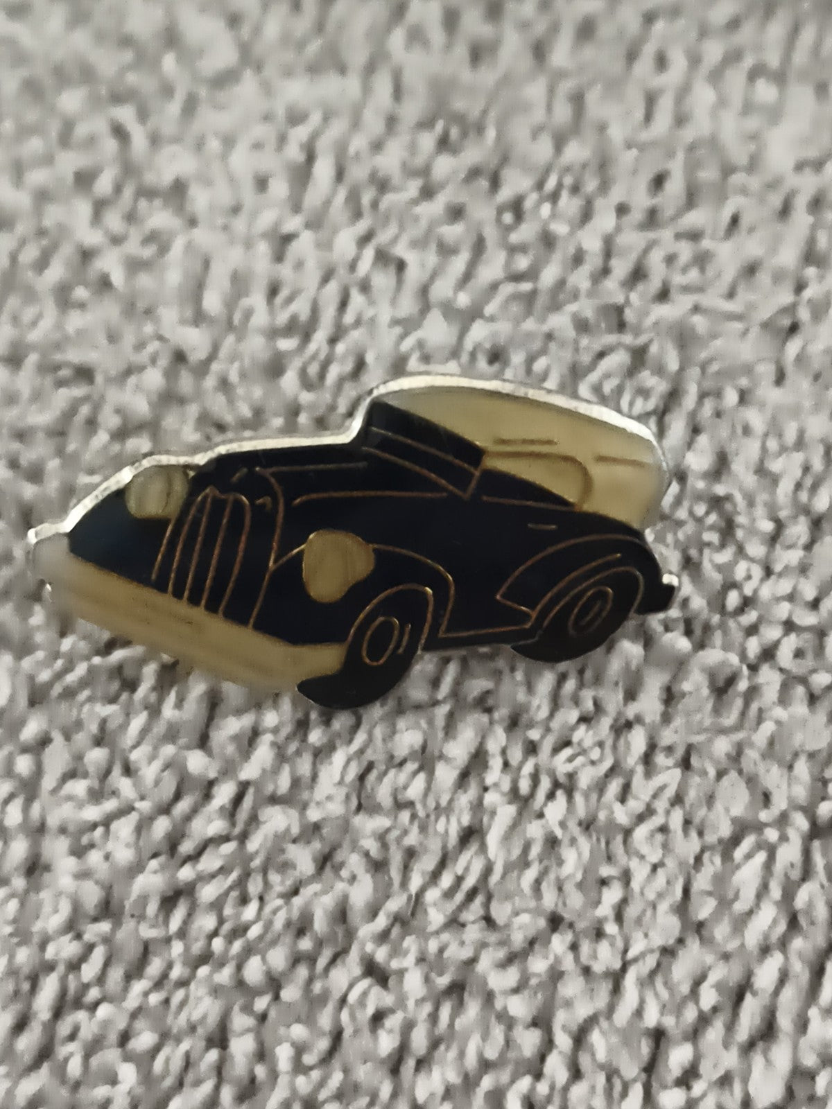 Pin's vintage voiture ancienne noire dorée émaillée – auto rétro (Ref 10)