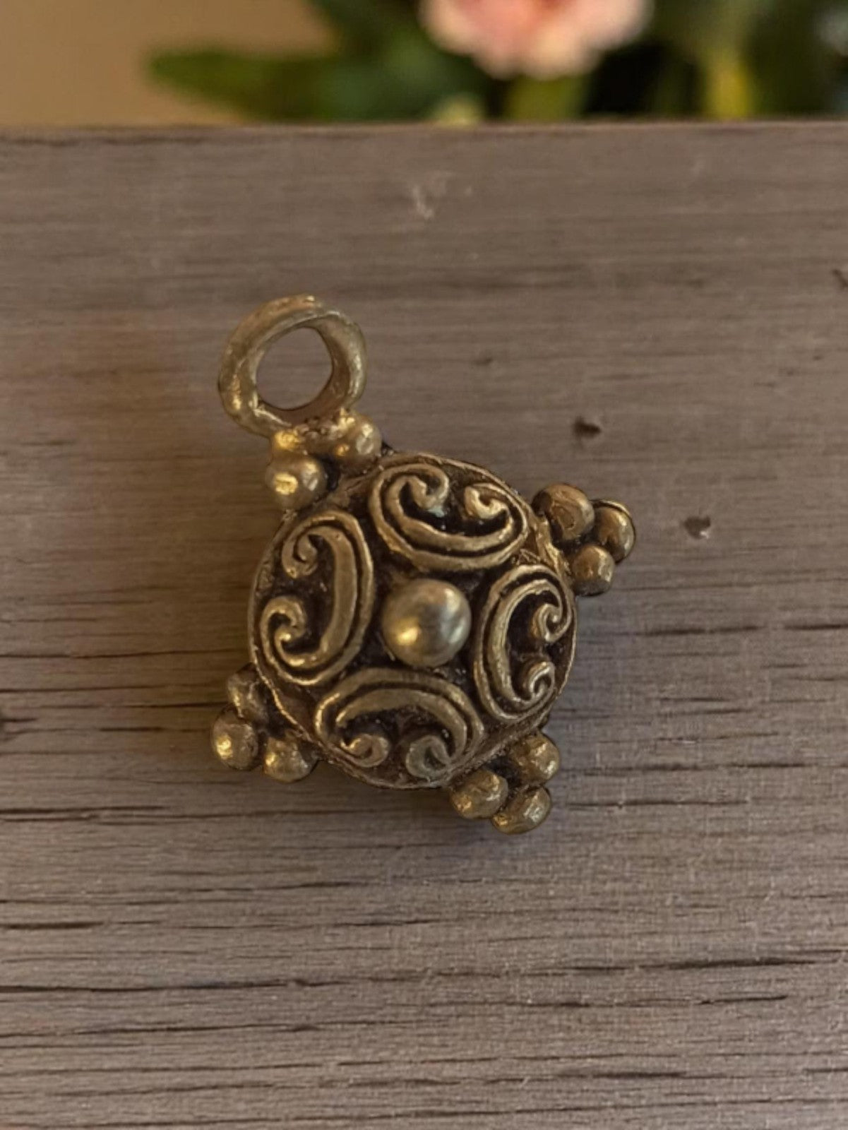 Pendentif vintage métal doré motif celtique années 50 bijou ancien rétro