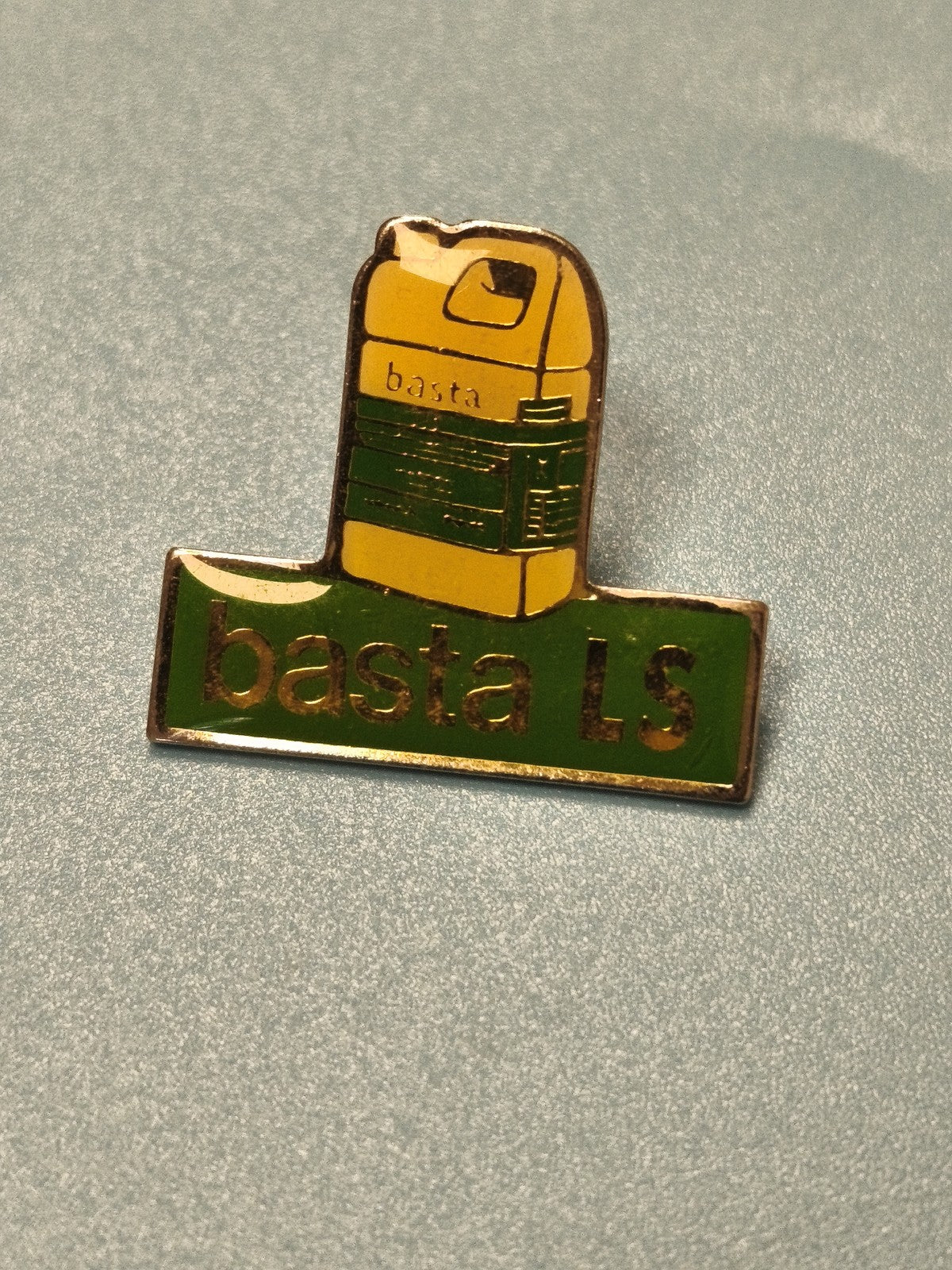 Vintage pin's basta LS vert jaune publicitaire ancien collection (Ref 13)