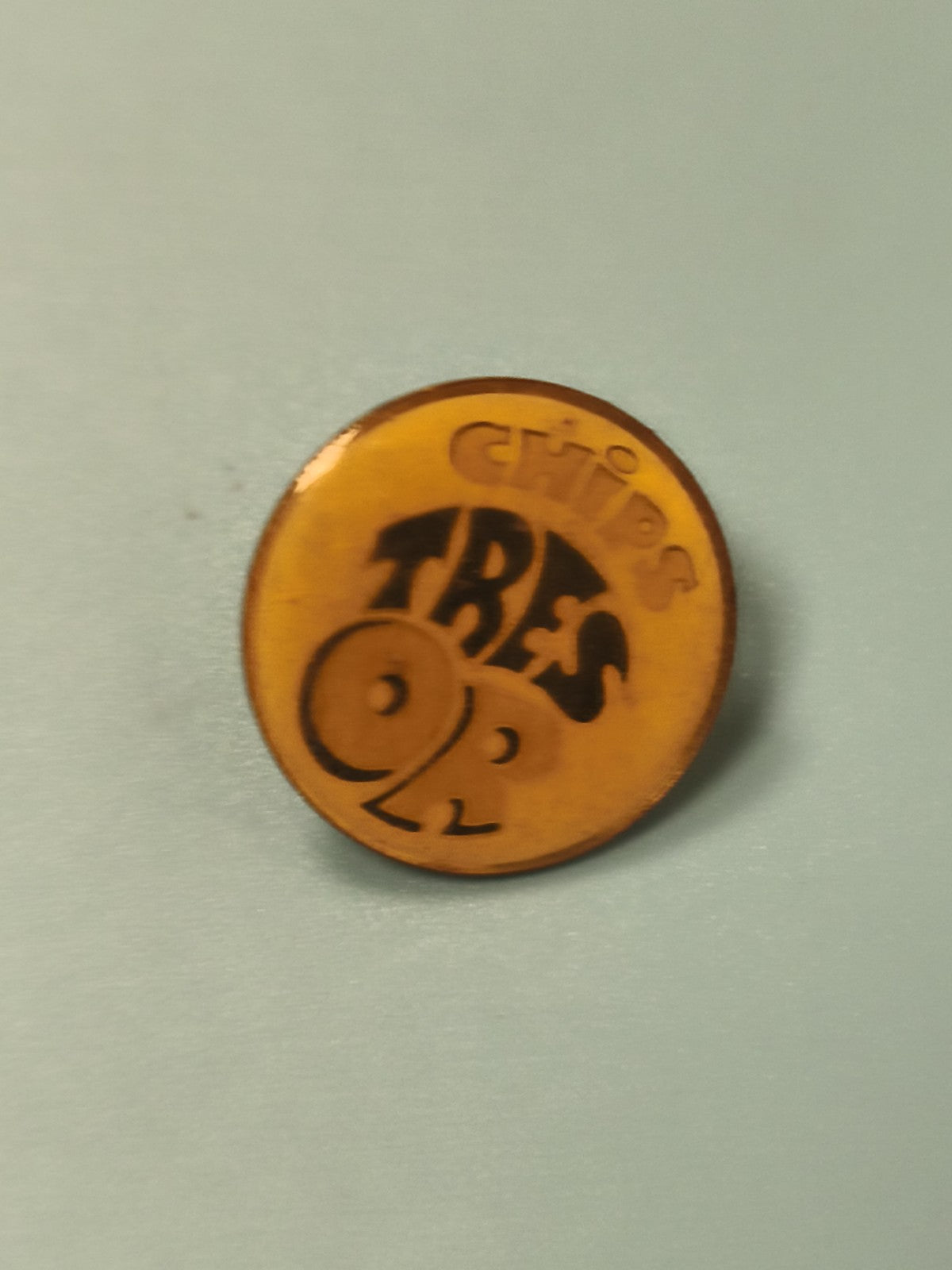 Vintage pin's rond CHIPS TRESOR jaune, badge publicitaire ancien collection