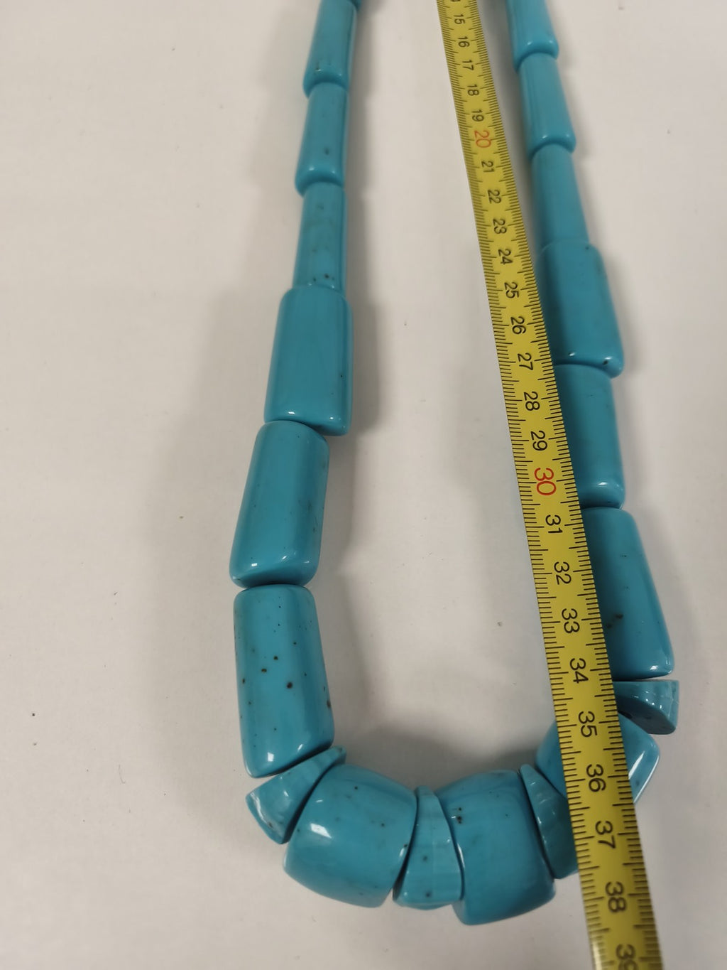 Ancien gros collier en pâte de turquoise, perles géométriques sur cordon