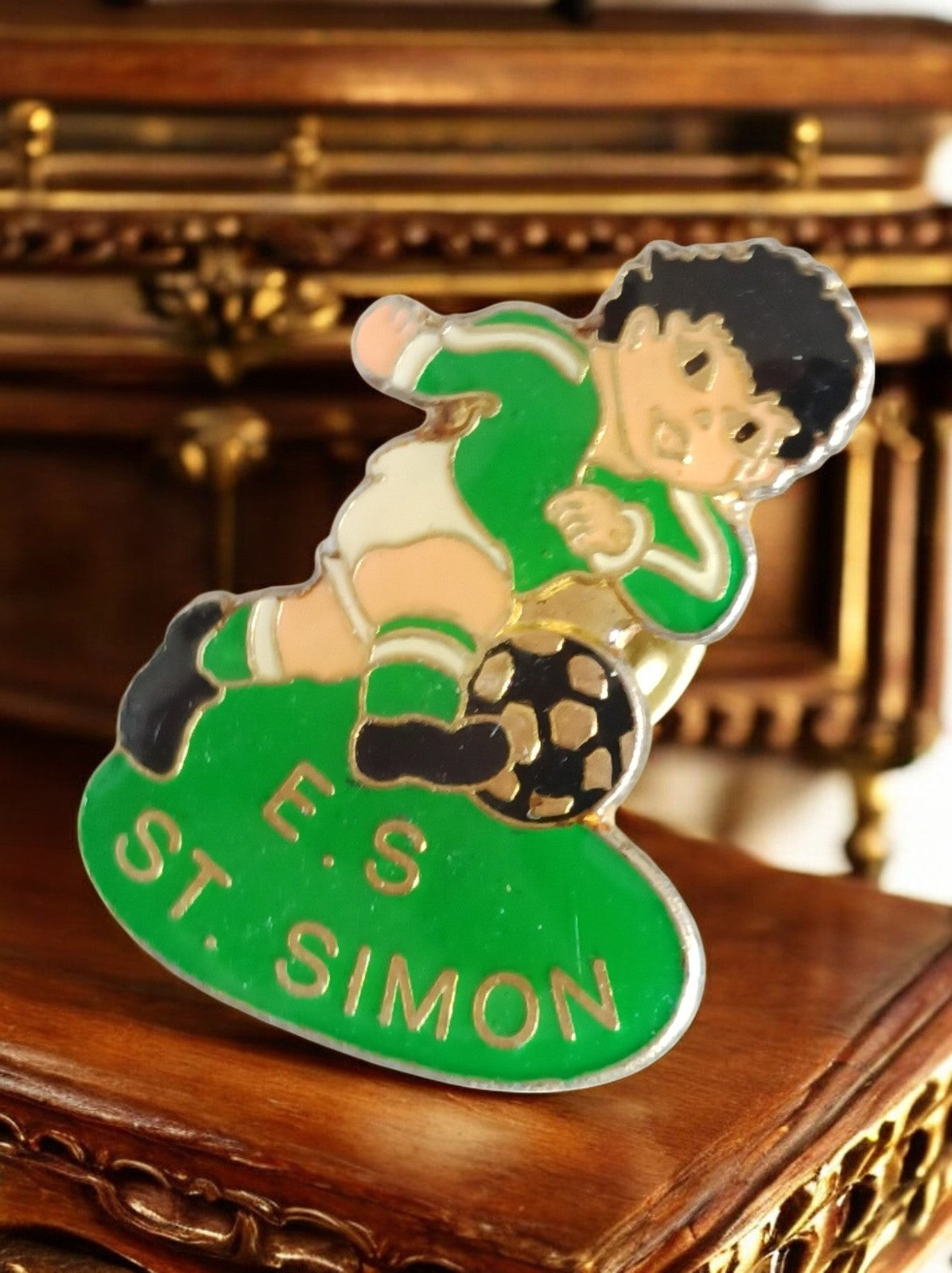 Pin's football vintage ES St Simon joueur émaillé vert badge ancien foot