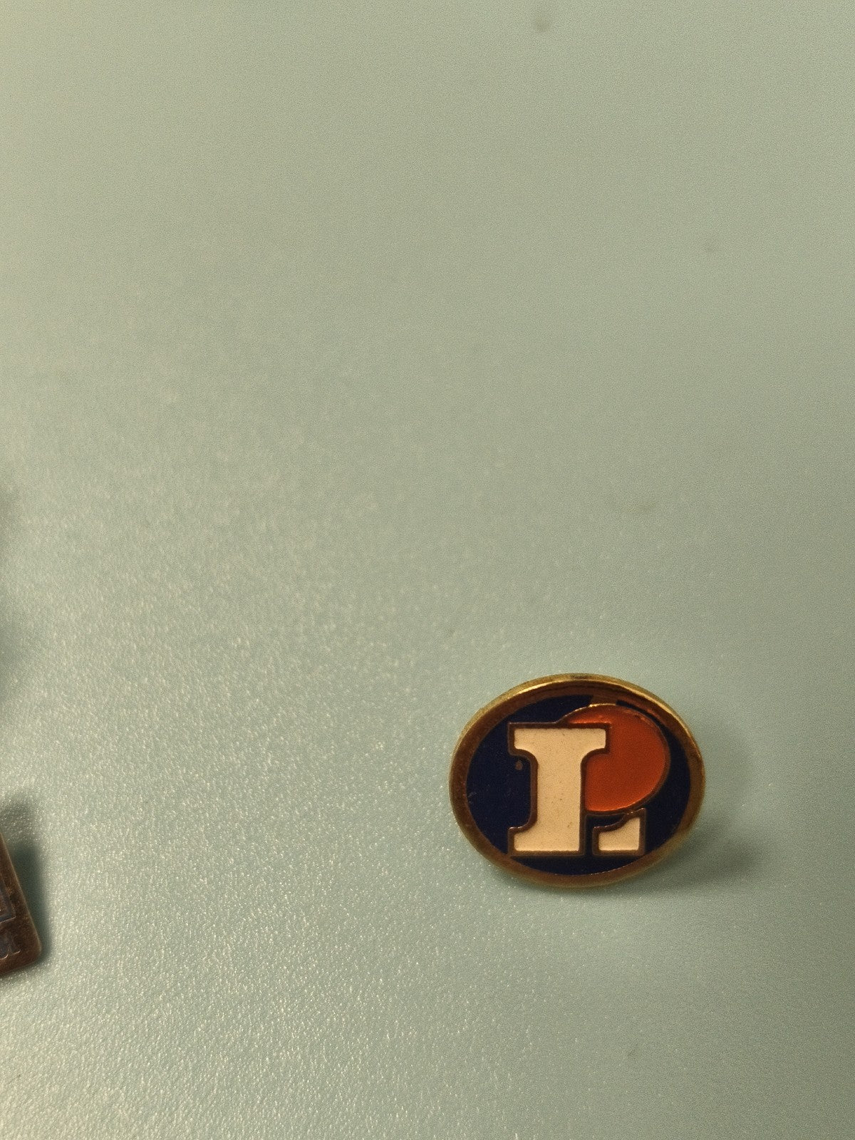 Vintage pin's Leclerc ancien logo rond bleu blanc orange collection Ref 14
