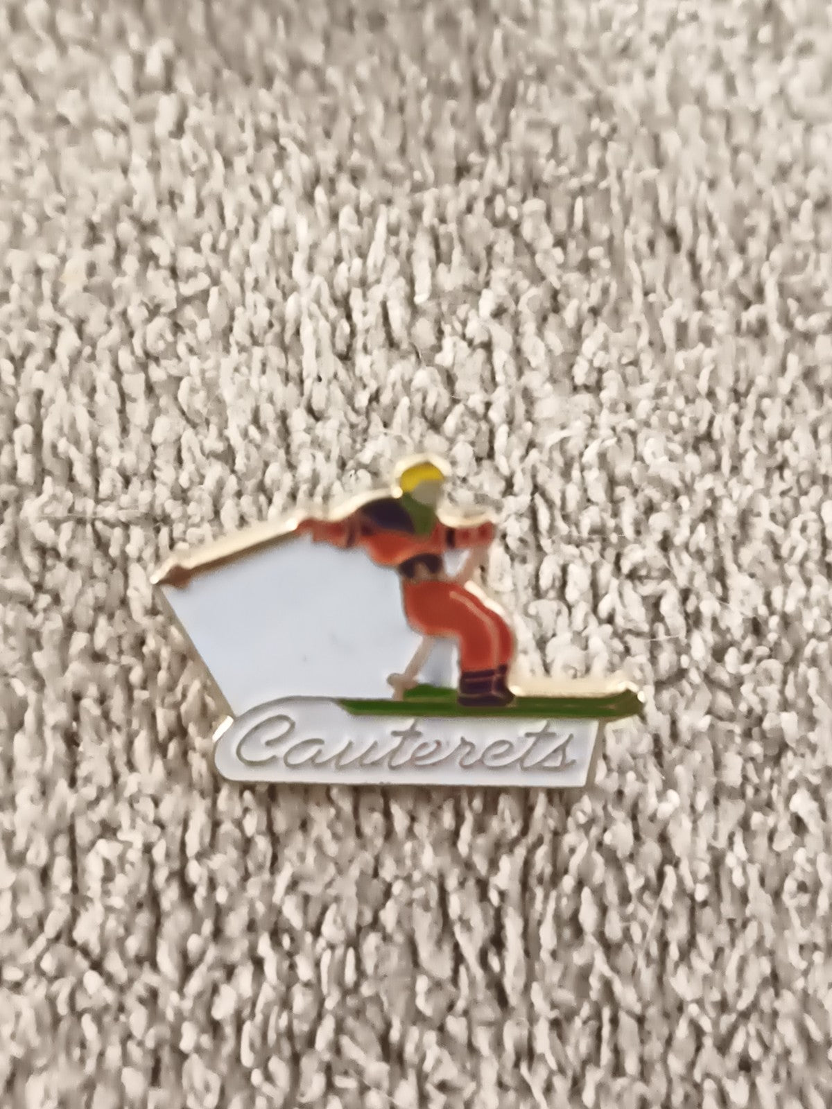 Pin's vintage ski Cauterets émaillé ancien montagne sports d'hiver (Ref 6)