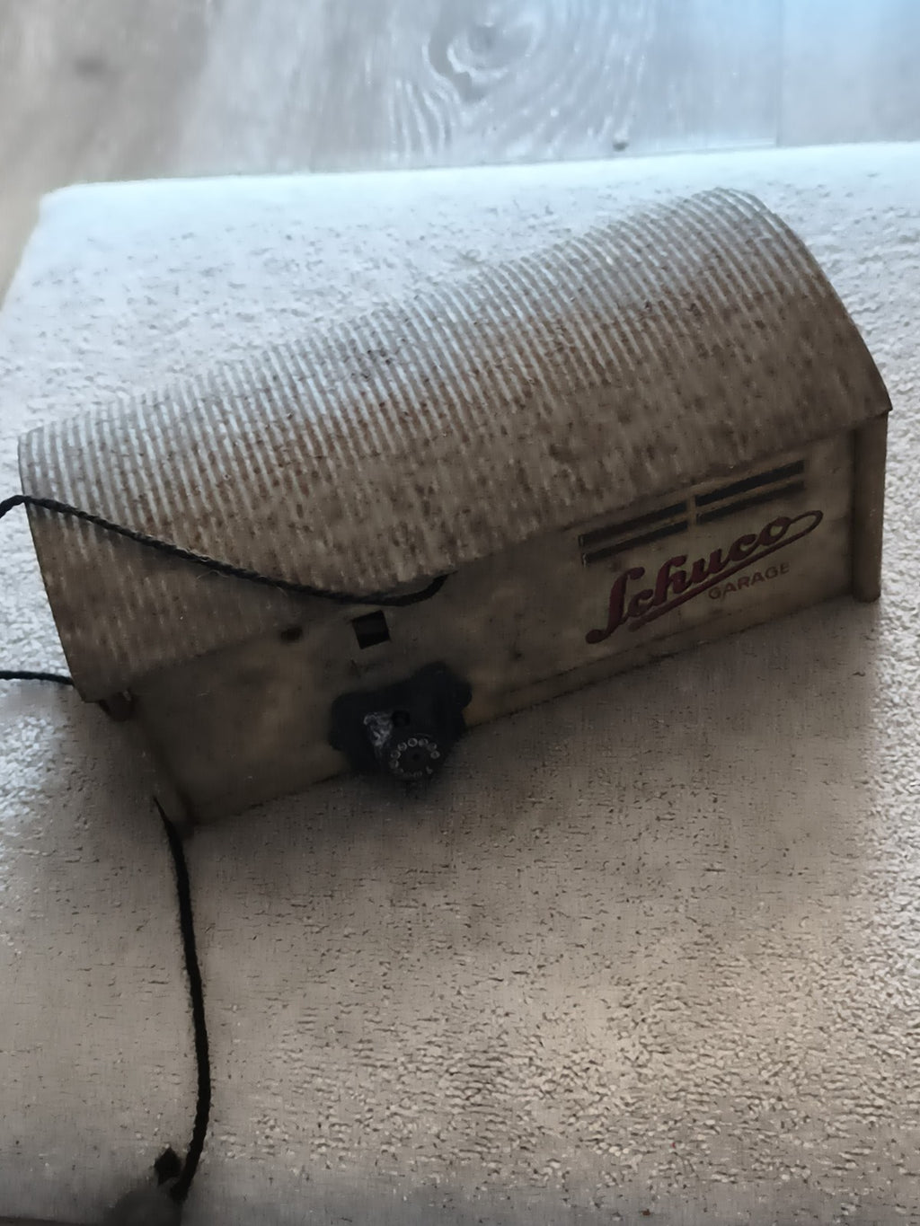 Garage miniature Schuco ancien, boîte métal, vintage jouet mécanique