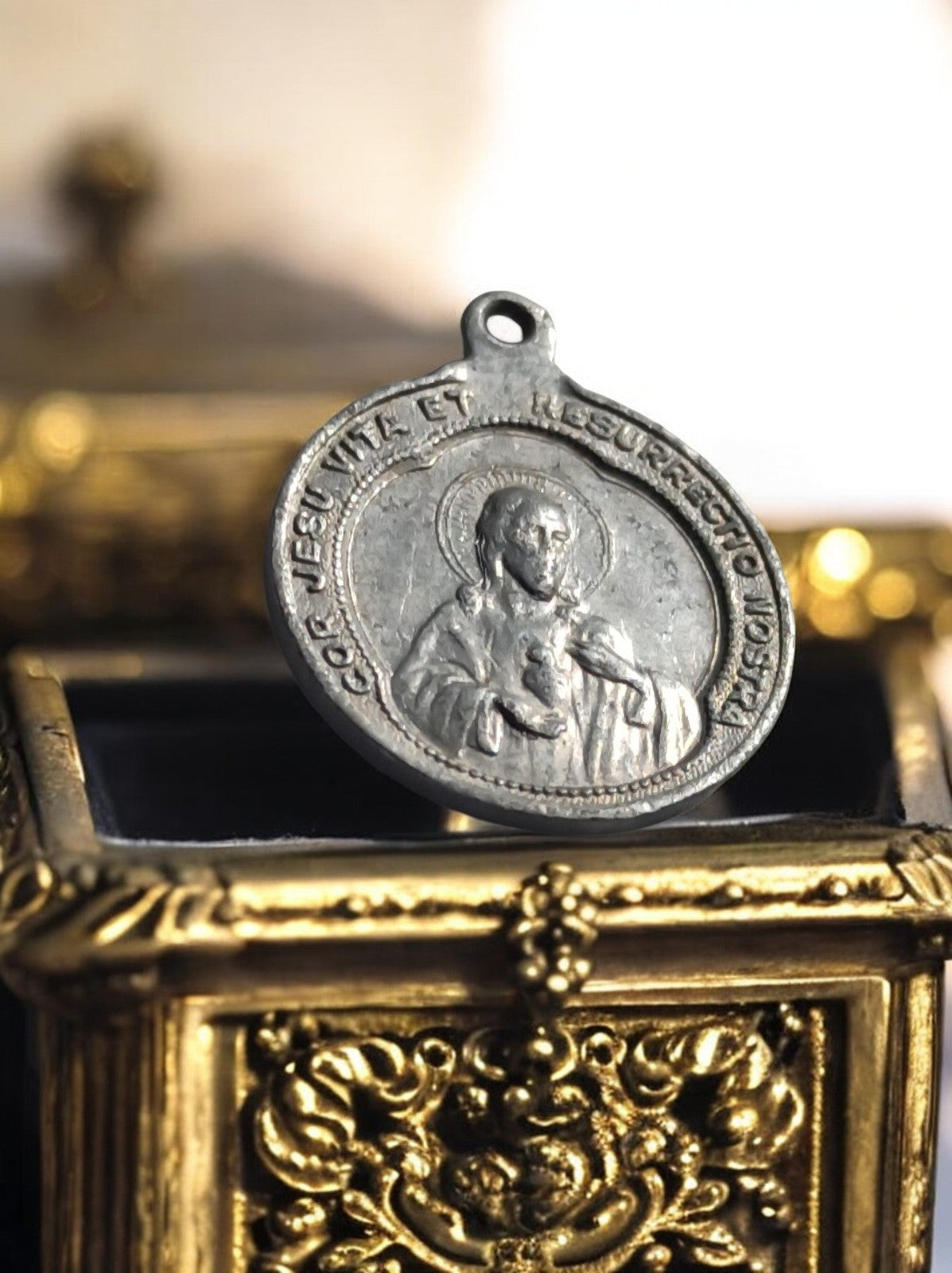 Médaille religieuse ancienne métal Sacré-Cœur Jésus ovale, vintage catholic