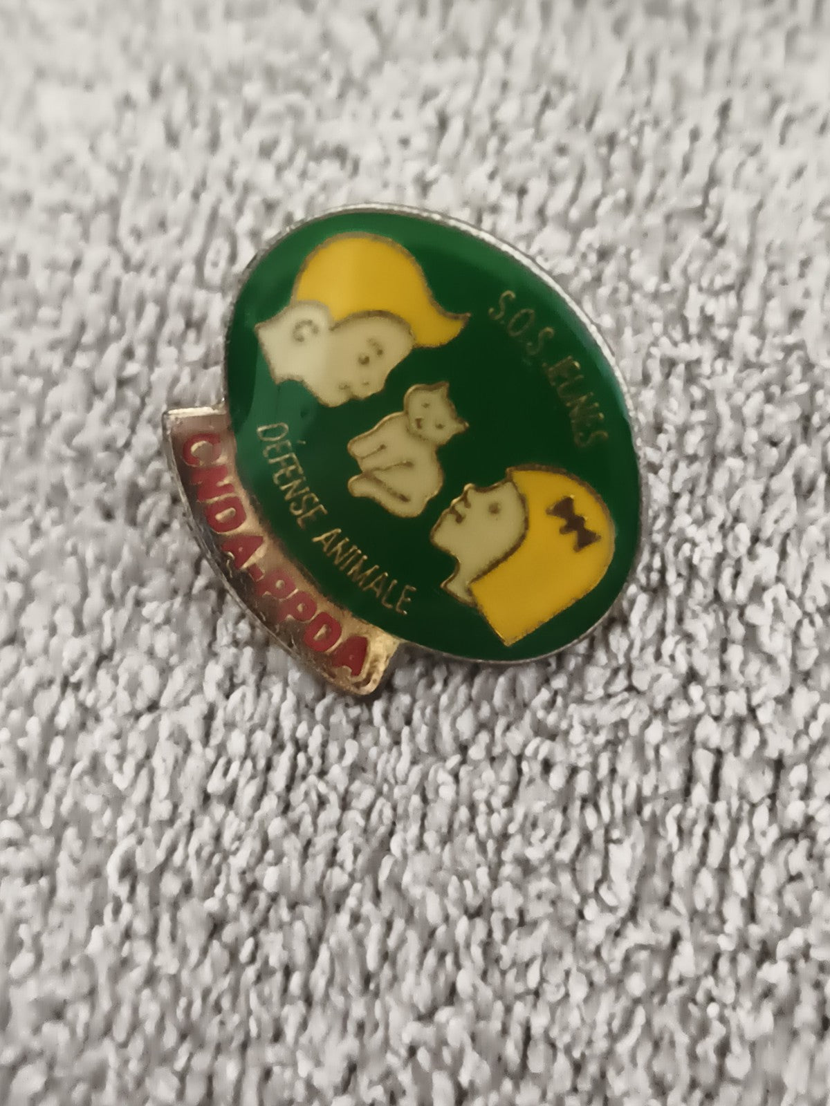 Pin's vintage SPA S.O.S Jeunes défense animale C.N.D.A. APDA vert jaune