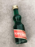 Mini bouteille alcool PEPPERMINT verte partiellement remplie déco bar