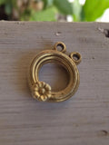 Pendentif vintage rond métal doré fleur années 50 bijouterie ancien