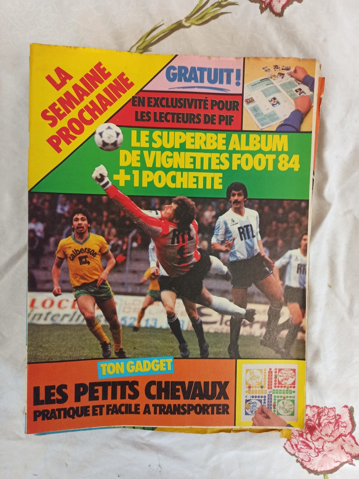 Magazine Pif vintage couverture foot 1984 RTL ancien gadget Les Petits Chevaux