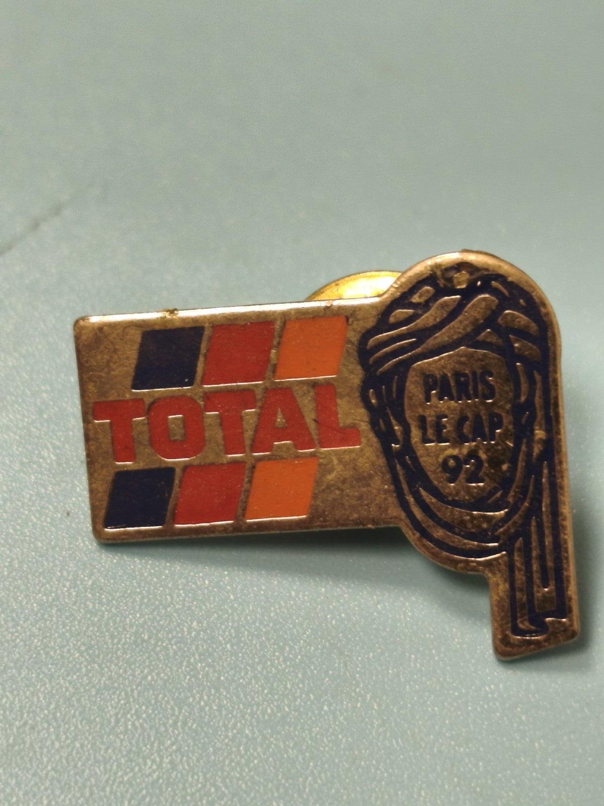 Vintage pin's Total Paris Le Cap 92, logo coloré, collection automobile