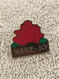 Pin's vintage MARIE-JO rose rouge émaillée, badge ancien rétro (Ref 2)