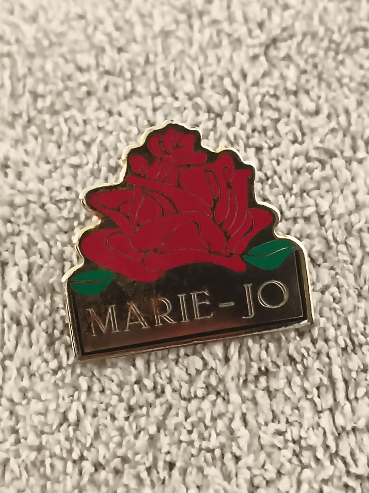 Pin's vintage MARIE-JO rose rouge émaillée, badge ancien rétro (Ref 2)