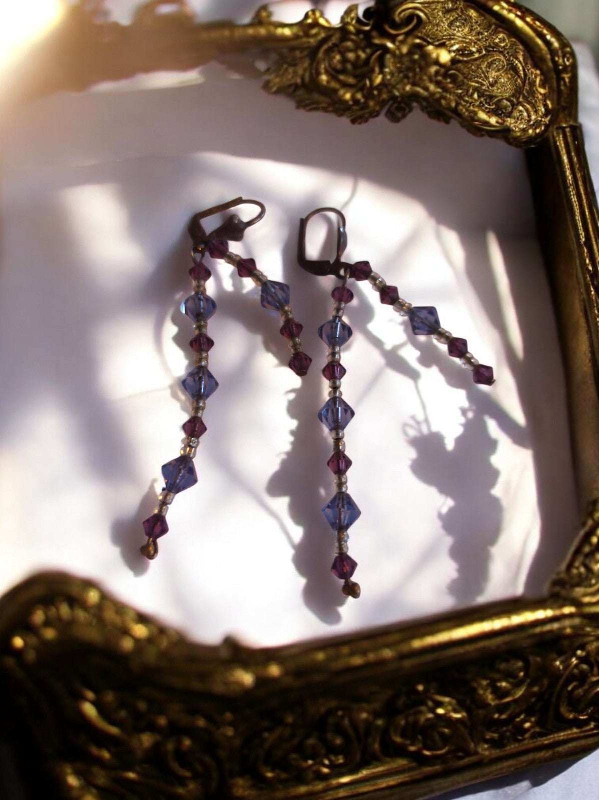 Boucles d’oreilles vintage 1950 perles violettes et bleues longues pendantes