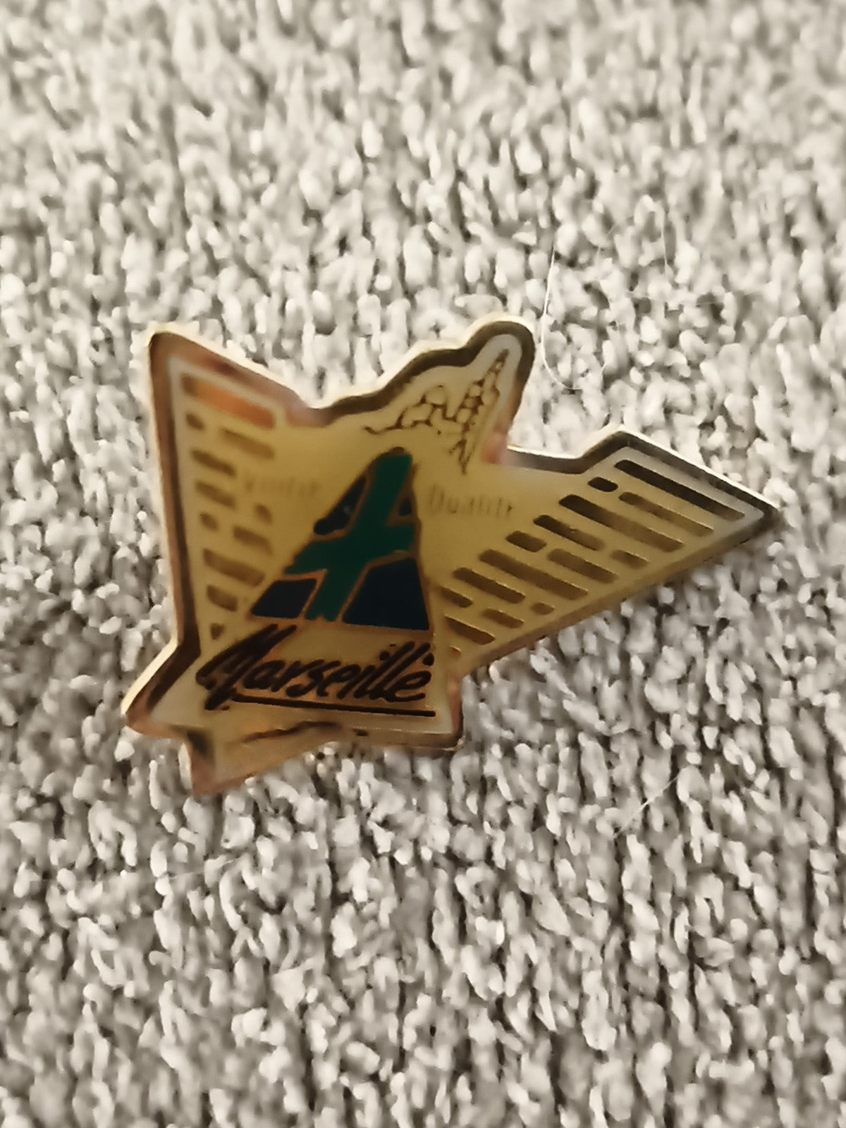 Pin's vintage Marseille motif stylisé doré, badge ancien années 80/90 (Ref 1)
