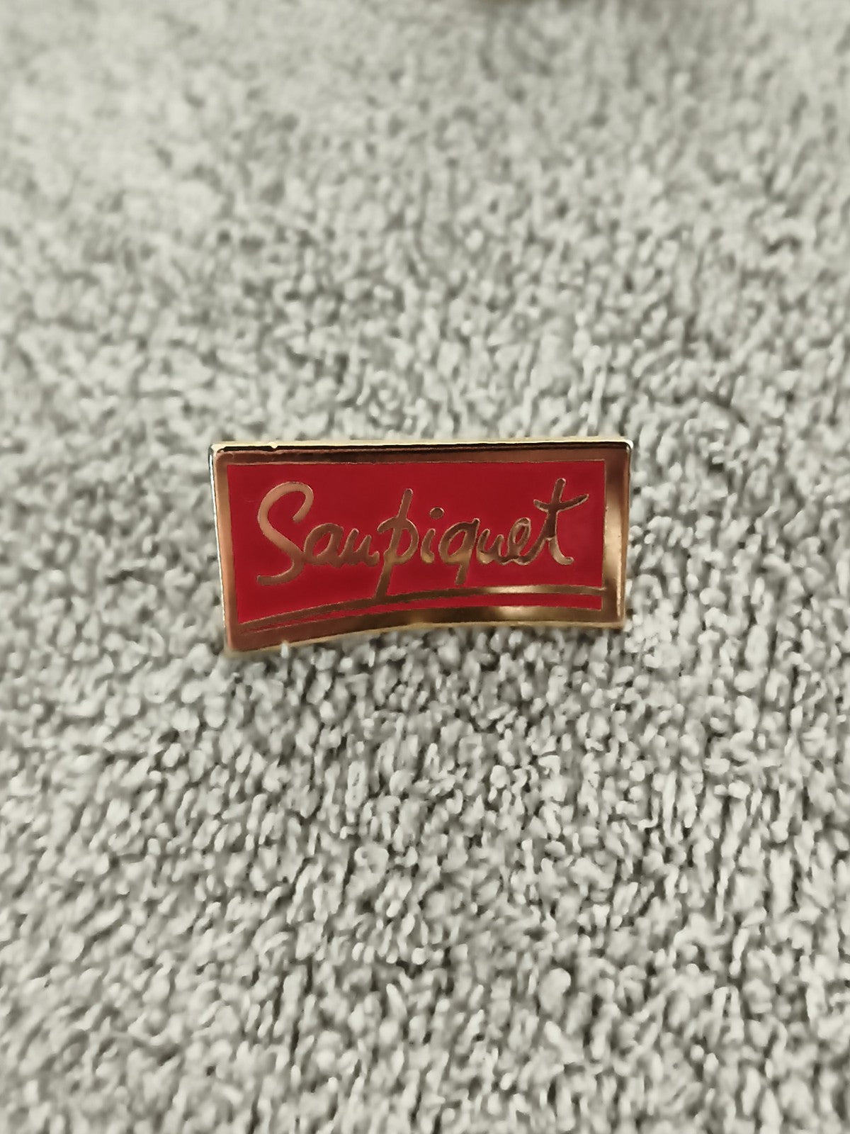 Pin's publicitaire Saupiquet vintage rouge logo, badge ancien années 90 (Ref 2)