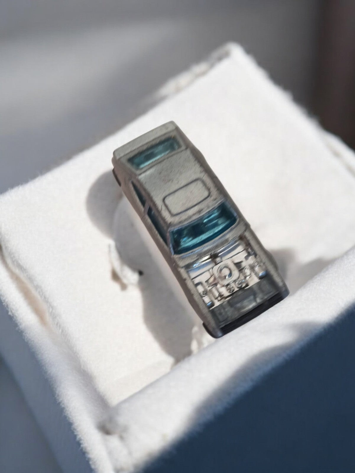 Véhicule miniature ancien, voiture rétro, jouet vintage gris bleu, modèle d’occa