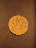 Médaille sport athlétisme coureurs relief aspect bronze décoration trophée