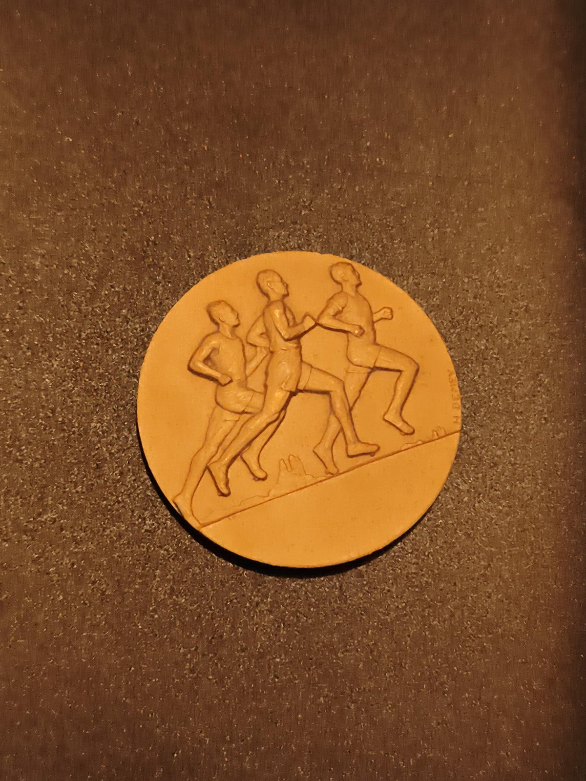 Médaille sport athlétisme coureurs relief aspect bronze décoration trophée