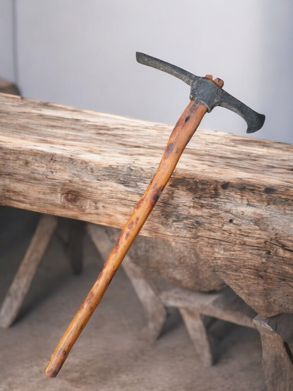 Hache piolet ancien de mineur XIXe, outil vintage, manche bois patiné