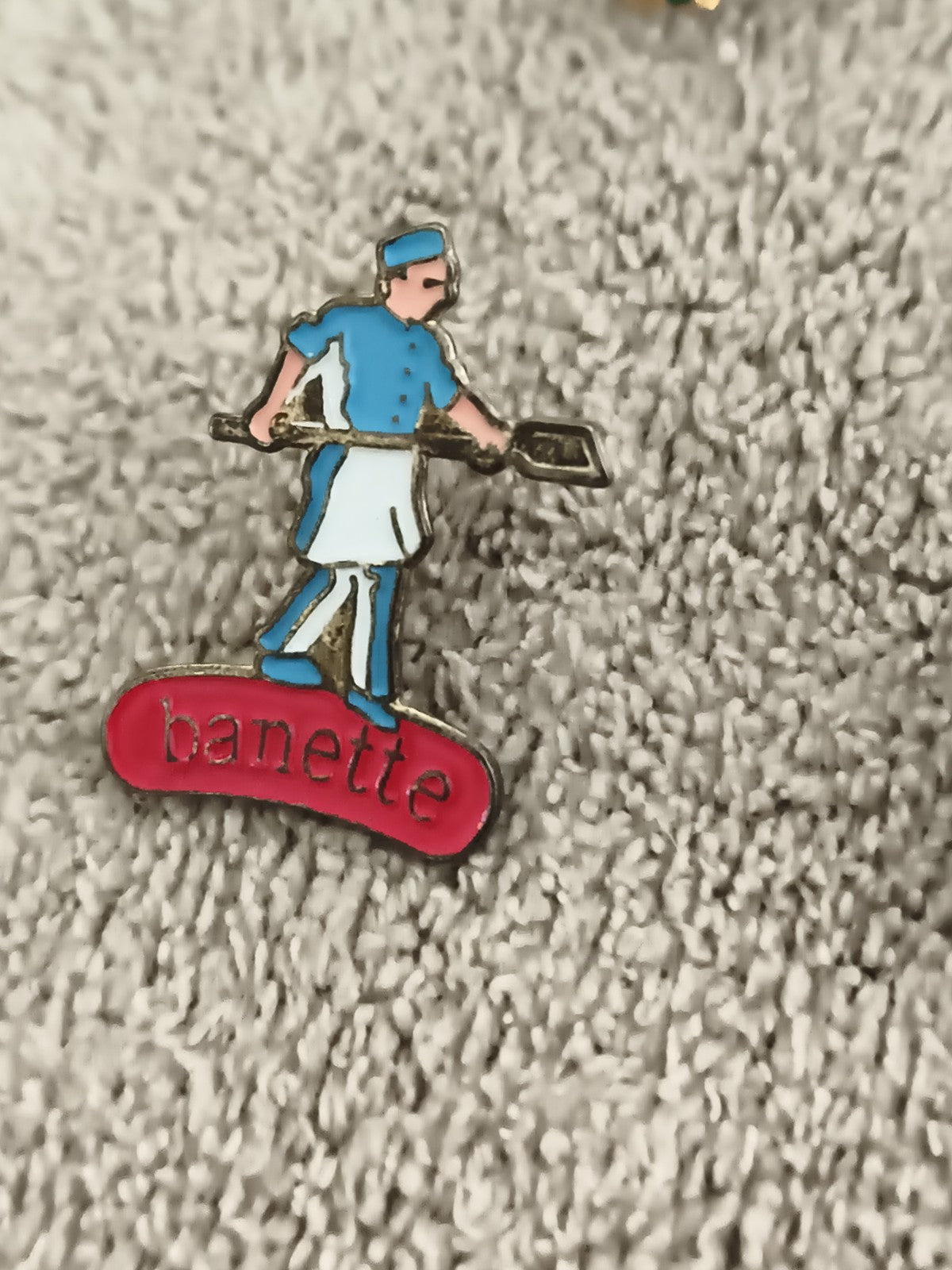 Pin's vintage Banette boulanger émaillé bleu rouge ancien badge publicitaire