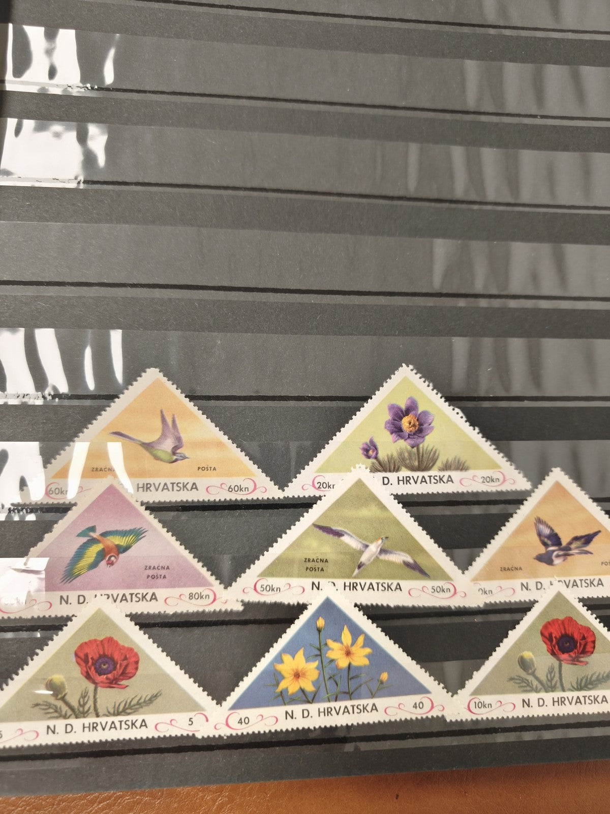 Lot timbres triangulaires N.D. Hrvatska oiseaux et fleurs multicolores (support