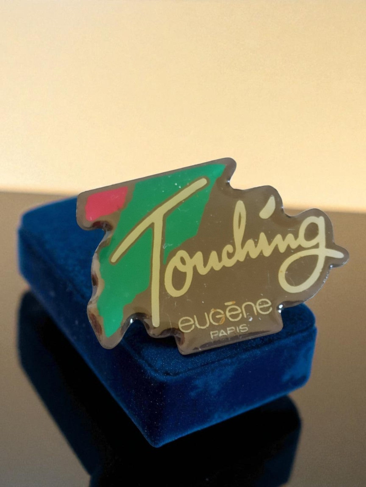 Pin's publicitaire Eugène Paris Touching vintage édition limitée années 80