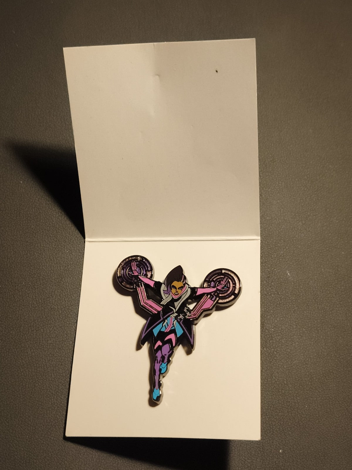 Pin's super-héros femme design violet bleu badge émaillé broche comics