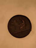 Médaille ronde homme assis motif relief foncé décoration ancienne