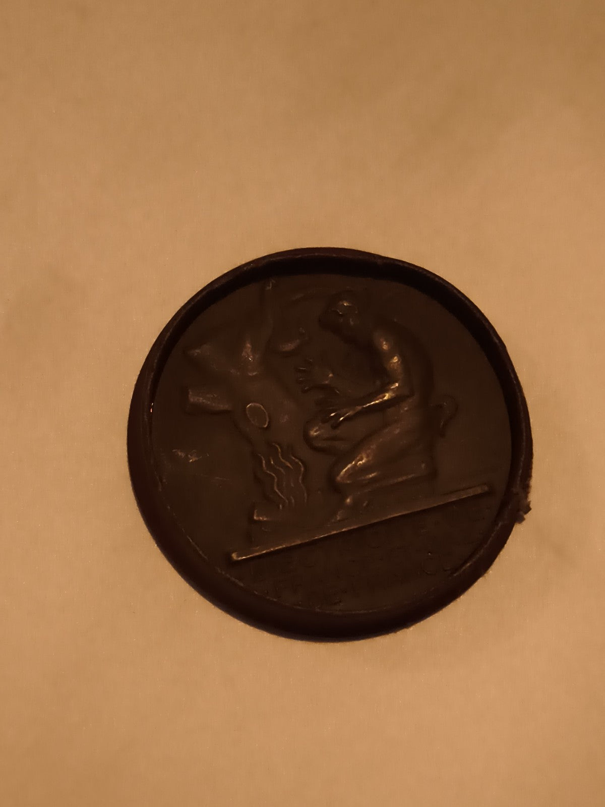 Médaille ronde homme assis motif relief foncé décoration ancienne