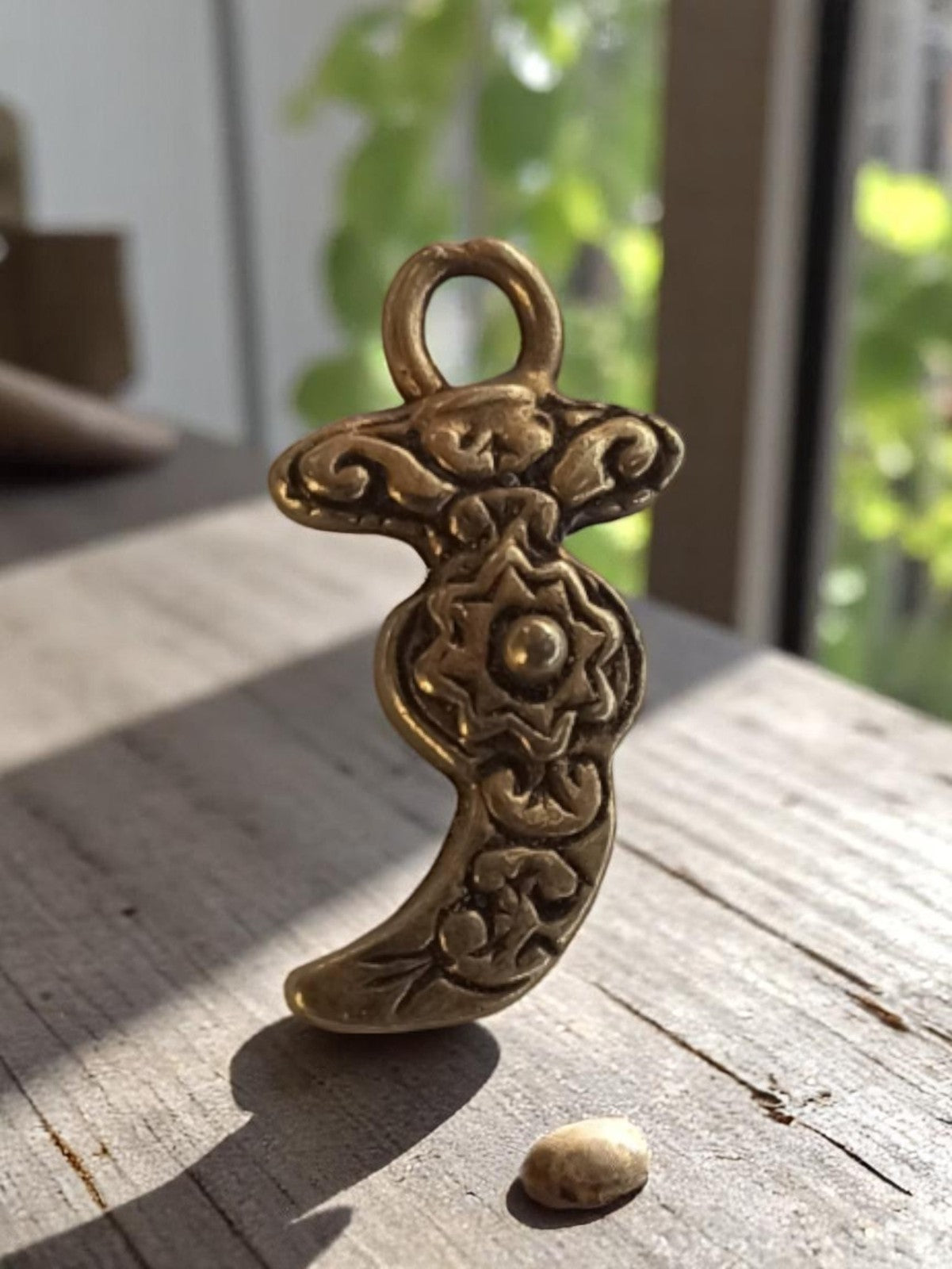 Pendentif vintage années 50 en métal doré, motif floral ancien, bijou rétro