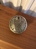 Pendentif vintage rond métal gravé motif épi années 50 rétro ancien