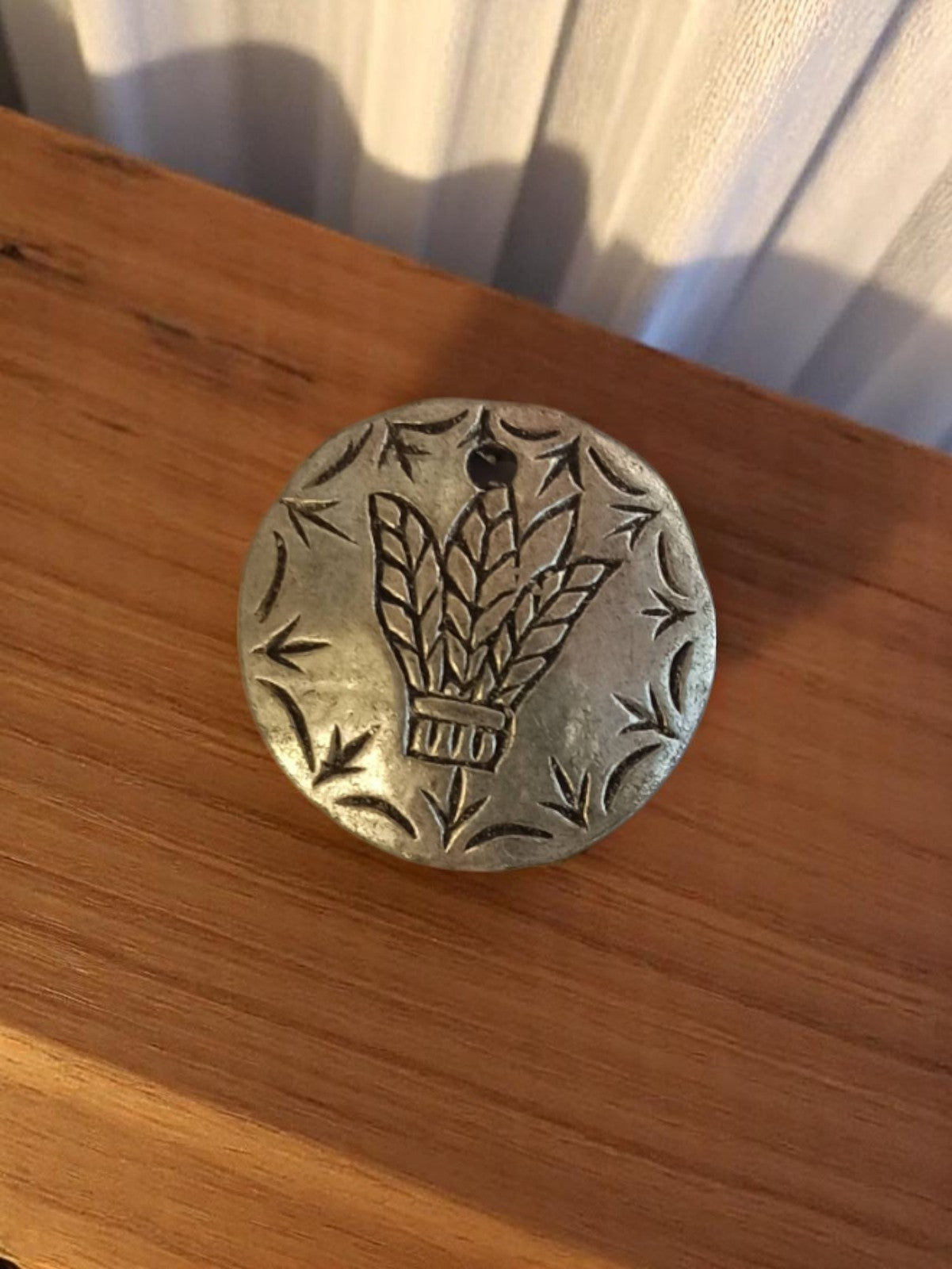 Pendentif vintage rond métal gravé motif épi années 50 rétro ancien
