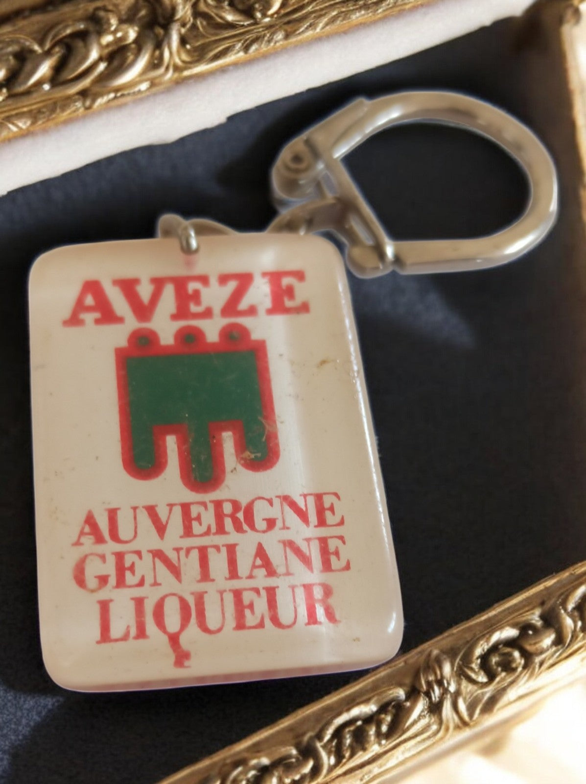 Porte-clés publicitaire AVÈZE vintage France liqueur gentiane Auvergne rétro