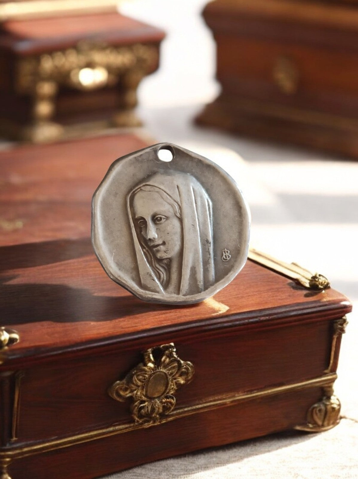 Pendentif Vierge Marie ancien en métal, médaille religieuse vintage catholique