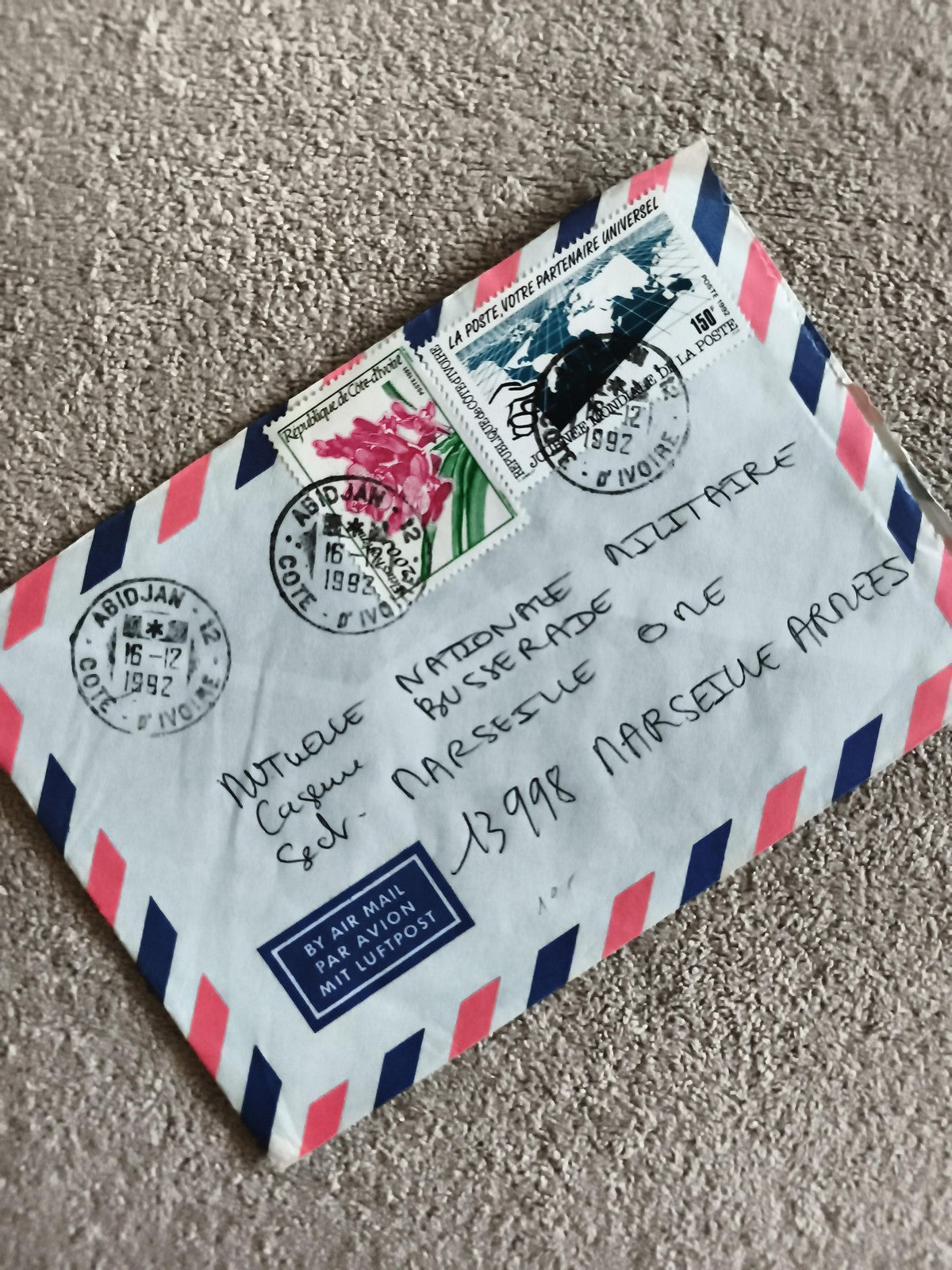 Lettre avion affranchie Côte d'Ivoire 1992, timbres fleurs et globe, philatélie