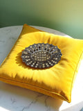 Broche vintage ovale en métal et strass, style rétro chic, accessoire élégant