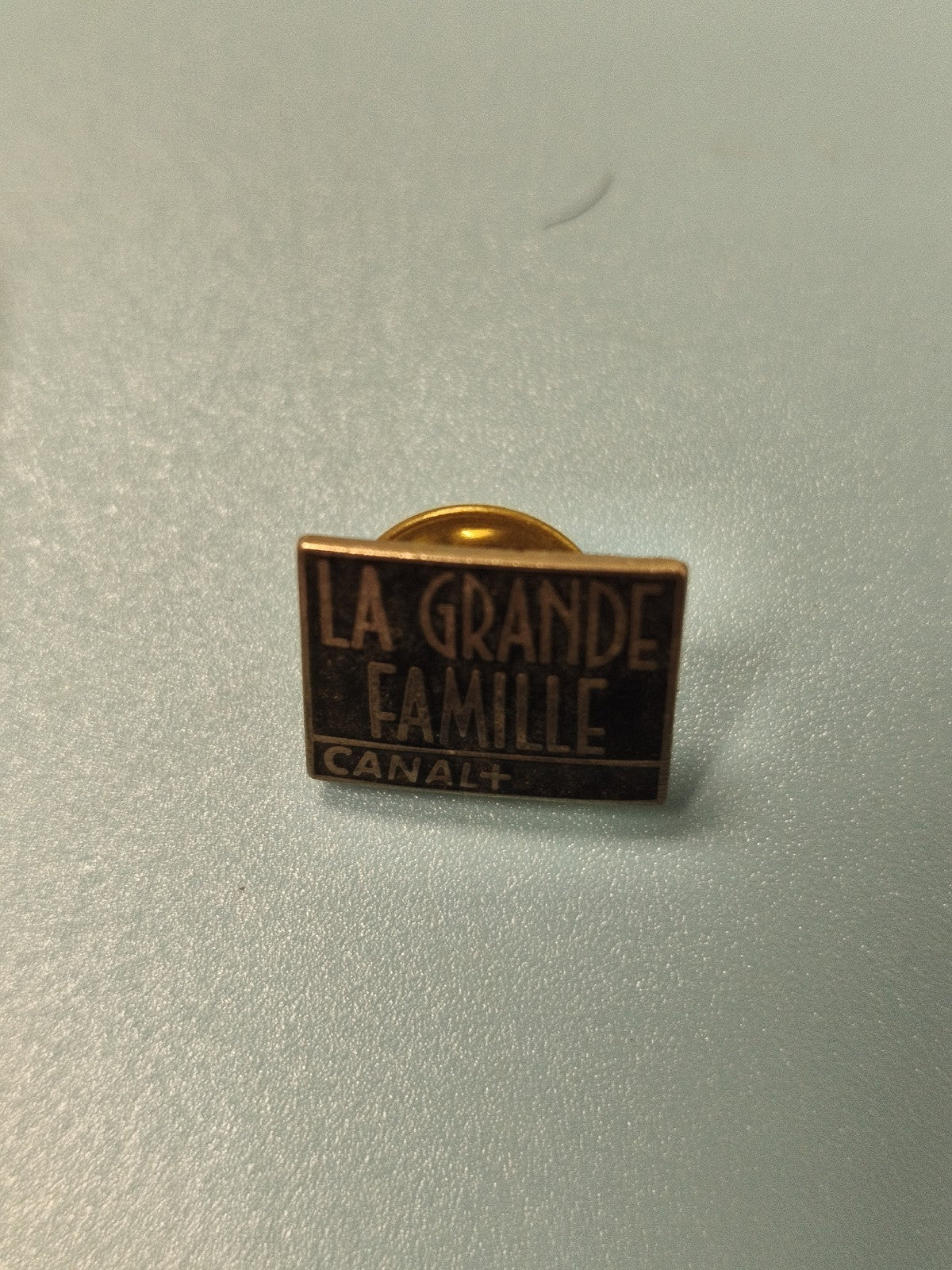 Vintage pin's Canal+ La Grande Famille badge ancien collection TV (ref 11)
