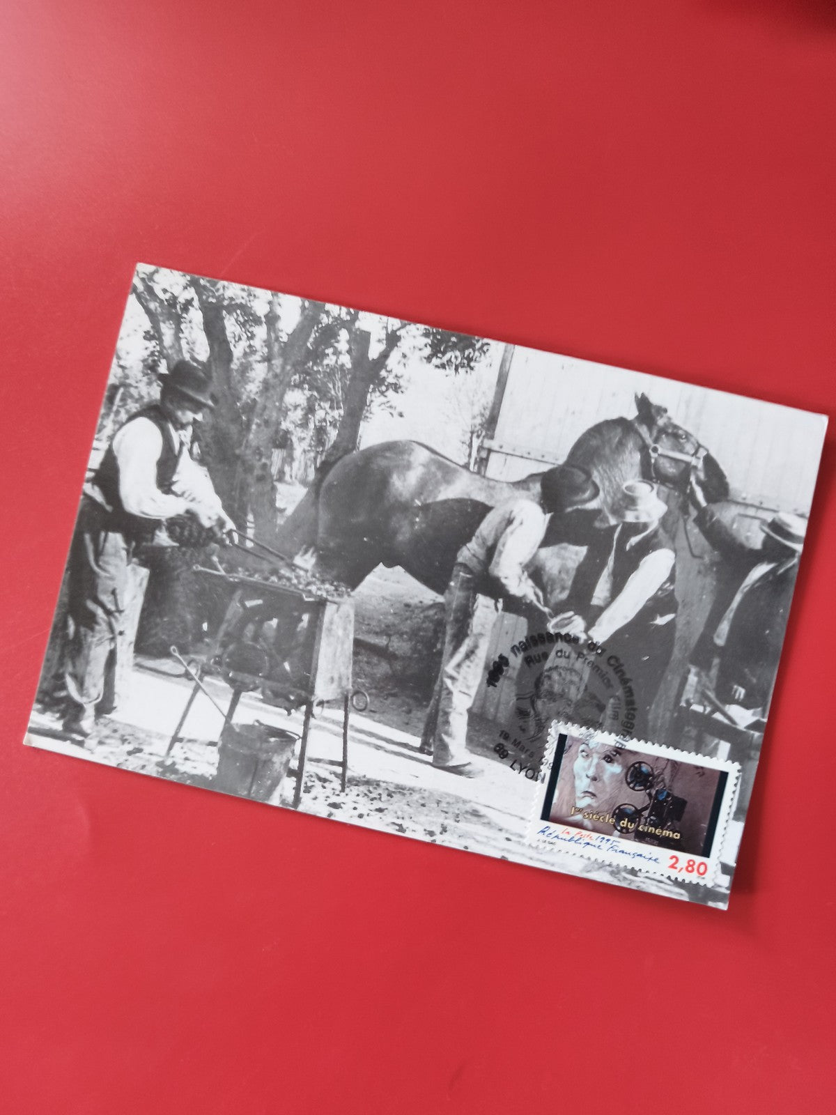 Carte postale philatélie cheval maréchal-ferrant timbre cinéma affranchie