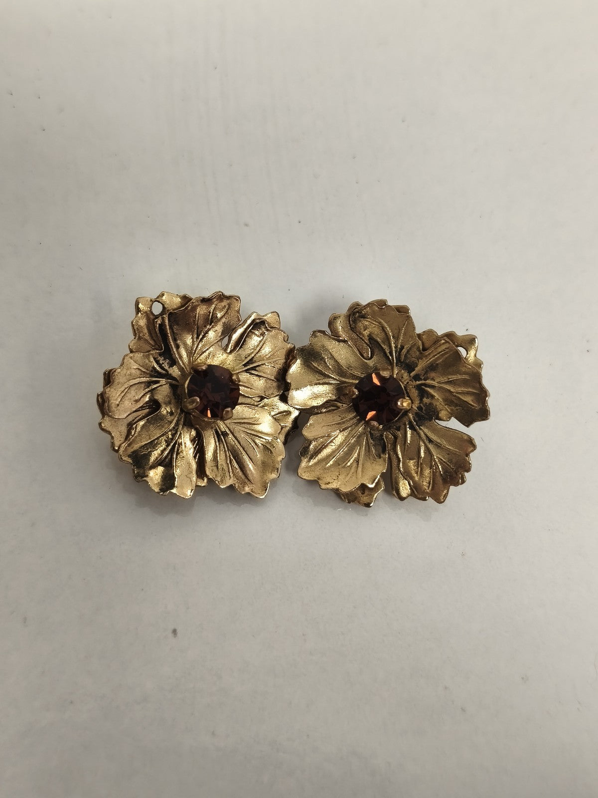 Paire de boucles d’oreilles anciennes fleur métal doré vintage