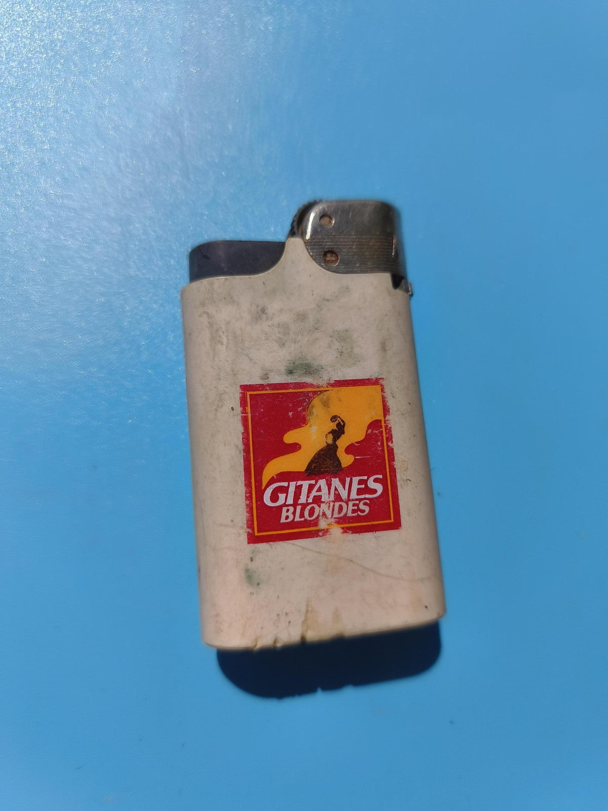 Ancien briquet publicitaire Gitanes Blondes blanc, collection fumeur vintage