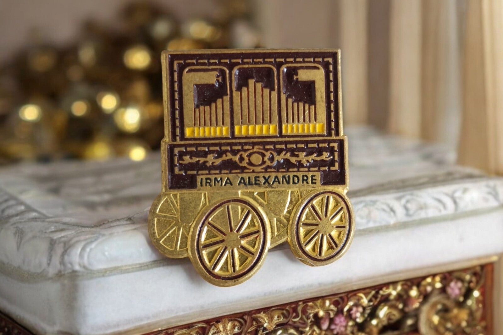 Pin's vintage IRMA ALEXANDRE orgue à manivelle années 80 émaillé doré