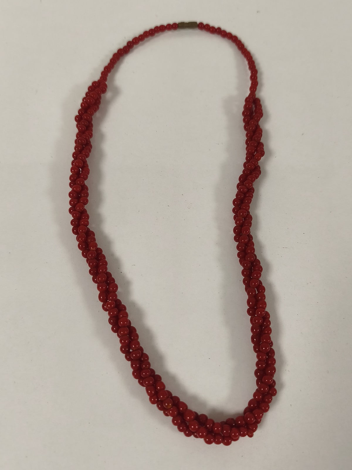 Ancien gros collier en corail rouge véritable, perles rondes, fermoir doré