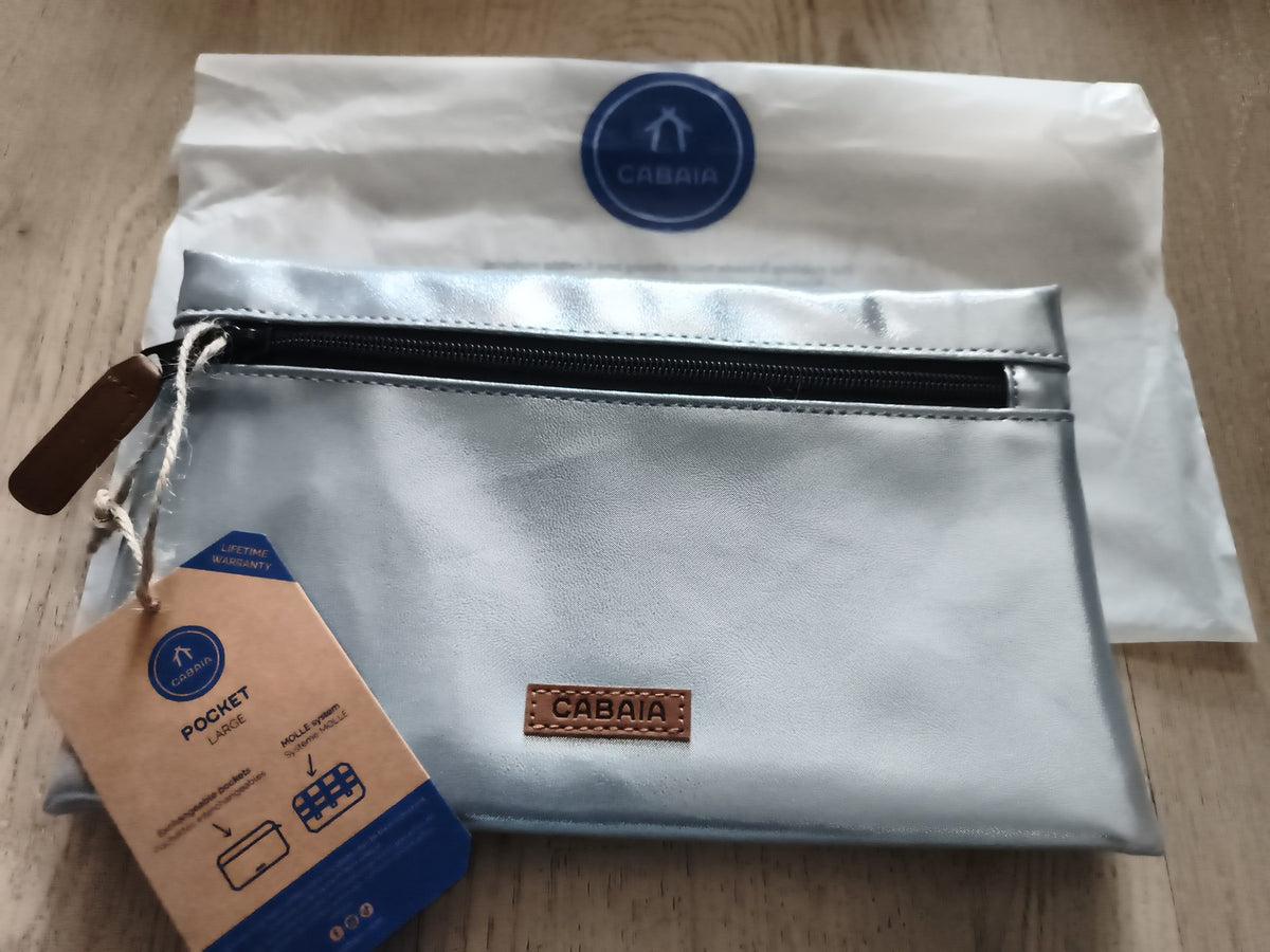Pochette Cabaia argentée neuve 24 cm zip devant, trousse accessoire