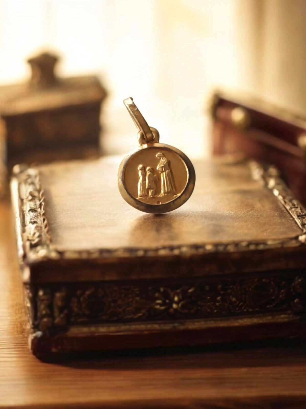 Pendentif religieux catholique vintage métal doré, médaille ronde relief