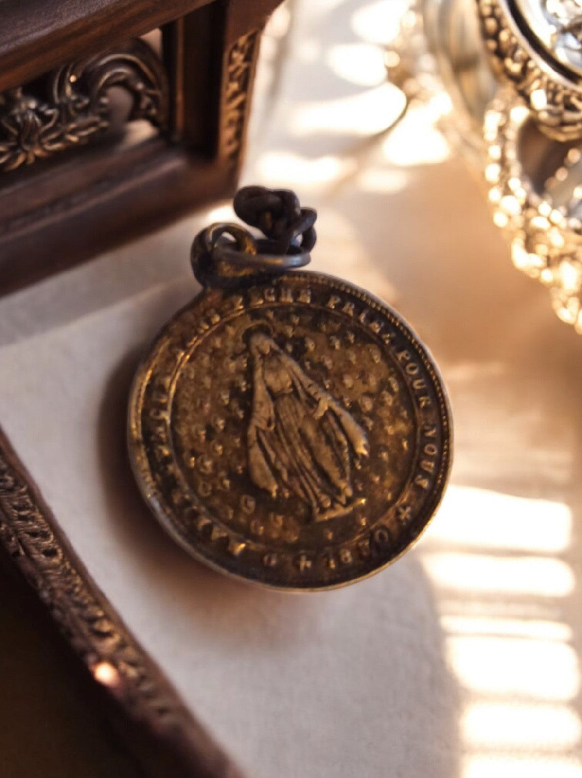 Médaille religieuse vintage métal Vierge Miraculeuse ancienne patine