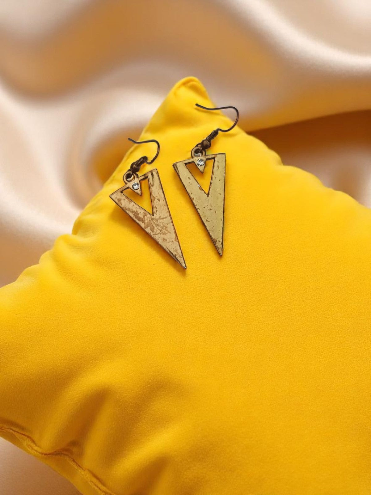 Boucles d’oreilles vintage rétro triangle doré, design géométrique, paire d’occa