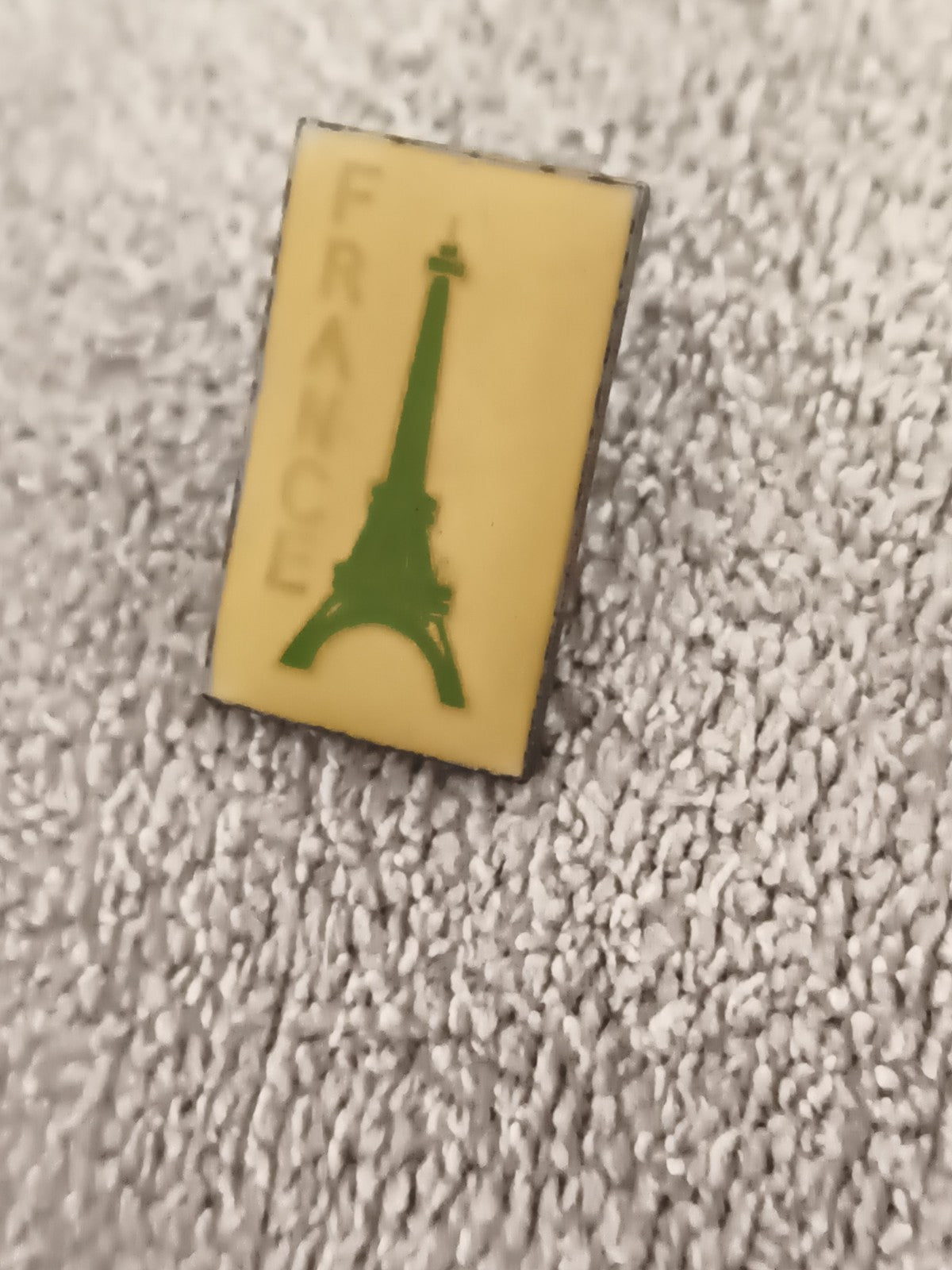 Pin's vintage Tour Eiffel France jaune vert, badge rétro Paris (Ref 5)