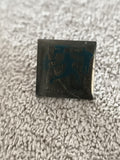 Pin's vintage L'Assurance Maladie carré finition dorée bleu santé (Ref 5)